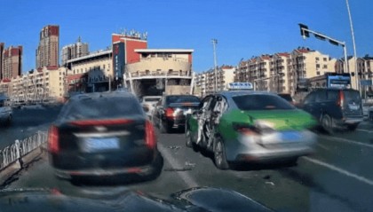 青岛一出租车当街爆炸玻璃横飞 商户：车1分钟被火焰吞没