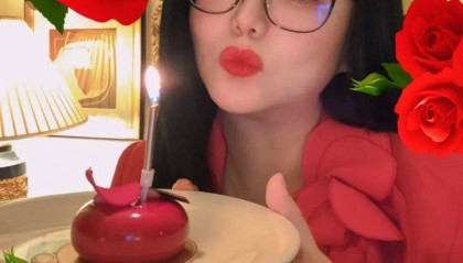李湘晒49岁庆生照：手戴“鸽子蛋”钻戒，王诗龄转账88888元红包！