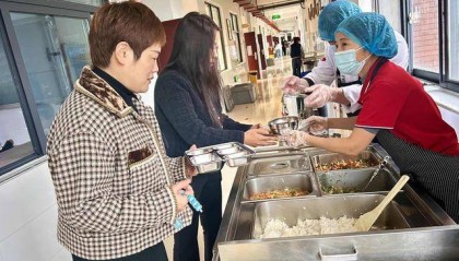 管城回族区紫东路小学开展“家长陪餐月”活动