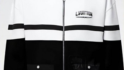 1.6万元LV大衣“撞衫”长沙长郡中学校服，配色和条纹都很相似，校服售价仅86元