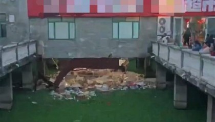 昆明一超市开业6天就地面塌陷，有顾客称坠河受伤，店铺已暂时停业