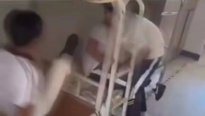 “男生在宿舍被多人殴打”视频疯传！涉事学校通报