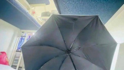 坐火车卧铺打伞遮隐私，别急着喷旅客“矫情”
