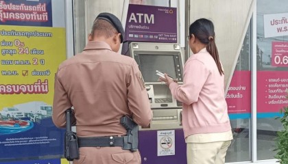 泰国女子在ATM机取钱，取款口突然窜出一条蛇