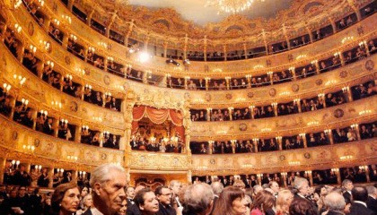 彪形大汉爱女款，梵克雅宝凭啥“宠冠六宫”？