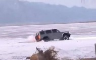 河北一越野车在水库冰面练漂移，冰层突然破裂，车轮落水被冻6小时，找来吊车深夜将车吊出