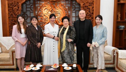 蒙古国总统夫人宝勒尔策策格一行参观中国紫檀博物馆