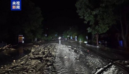 甘肃榆中强降雨引发山洪 淤泥堆积道路 4000余人被困