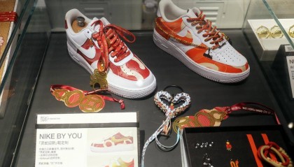 “蛇年限定”来了！顾客排长队抢生肖款，鞋服品牌找到新流量秘码