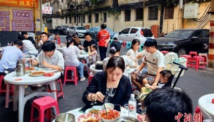 年轻人钟情市井“烟火气” 街巷小店焕新机