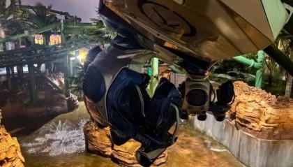 北京环球影城客服就“设备雨中悬停”致歉！游客：还闻到糊味