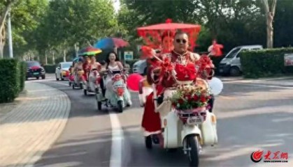 潍坊小伙骑电动车接新娘，有人停车围观送祝福