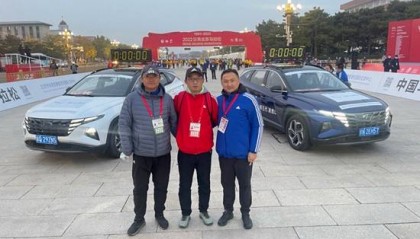 马拉松赛道上有群守护“42.195”的人