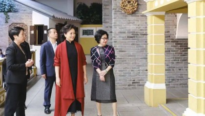 彭丽媛参观澳门博物馆