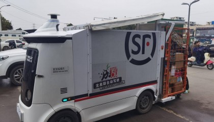 成都无人配送车越来越多：快递员不怕“抢饭碗”，路权成普及关键