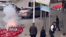 杀父凶手出狱后在受害者家门口摆18桌宴席、放鞭炮庆祝，当地回应：已现场制止