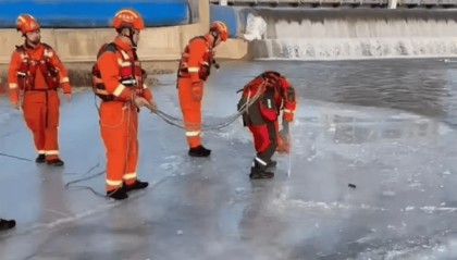 河北张家口一冬泳爱好者被困冰下不幸遇难，最新消息