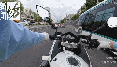 事发上海晚高峰！汹涌车流中，一男子绝望跳车，直奔民警而去……