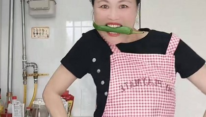 河南52岁阿姨跳“断头舞”走红：一开始是好奇，要技巧才有感觉，真不是特效！