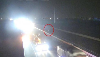 女子高速途中与丈夫争吵，下车横穿高速“暴走”数公里