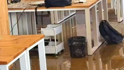 浙江杭州一女生教室正做作业，头顶管道破裂被污水淋头，情绪崩溃大哭，中国美院良渚校区：眼镜堵塞管道致泄漏，女生已得到安抚