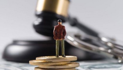 老人称在亡妻遗物中发现存折，起诉银行索要60万存款 法院：驳回，存折有涂改且记载内容与系统不一致