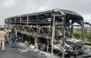 印度一客运巴士与摩托车相撞起火,19人身亡