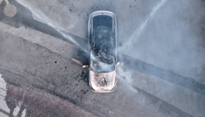 一辆蔚来牌轿车在大理一景区外起火，一家四口撤离及时无伤亡