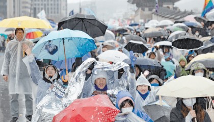 尹锡悦道歉，李在明领跑，韩国提前进入“大选模式”