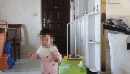 3岁女童从16层楼道坠下身亡：家属认为窗户未达安全标准，物业称待司法判决