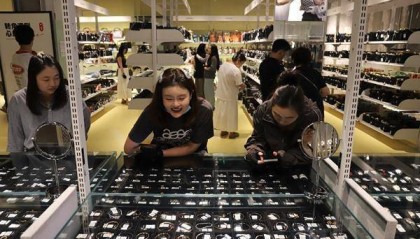 当年轻人走进二手市场：“买二手是年轻人更聪明的选择”