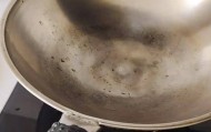 铁锅用了二三十年仍不粘不锈,女子在线寻厂家想“再买一个”,厂家称已停产