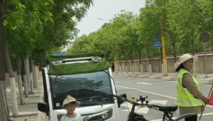 网友反映甘肃定西一幼童挡车“护学” 官方：已约谈学校校长