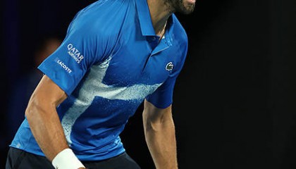 靠着“一条半腿”力克阿尔卡拉斯晋级澳网四强，谁敢说德约科维奇老了？