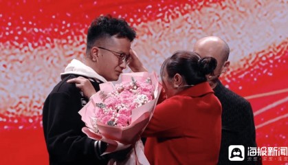 孩子丢失25年，父母亲坚持每周末到孩子丢失地等待一阵子