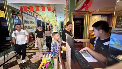 国庆档热片扎堆 市民“观影过节”成新潮流