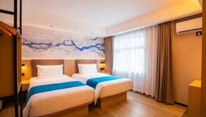 情侣自曝凌晨在深圳一酒店遭两男子刷卡闯进！店家称警方介入