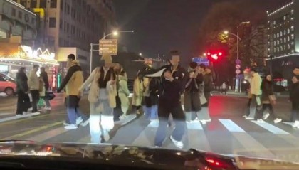 徐州一男一女斑马线上对着等灯车辆跳舞拍视频引发质疑，当地交警正寻找两人，同时将加强视频路段管理