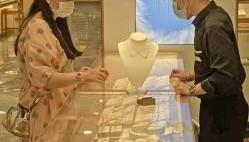 金价“狂飙”投资者还能“上车”吗？