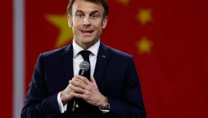 法国官宣马克龙访华，中方态度和两年前不同了