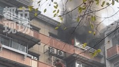 江苏南京一居民楼起火，浓烟滚滚，一女子被困窗外！当地回应