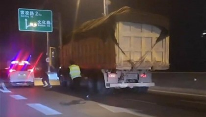 郑州执法人员欲对一货车进行检查，司机跳下高架桥，官方回应