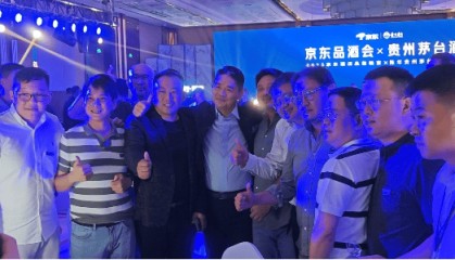 刚刚，刘强东敬了15桌酒：喊话王兴，透露酒旅新动向