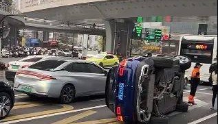 上海一奔驰车在路口侧翻，驾驶员擦伤！目击者讲述现场情况