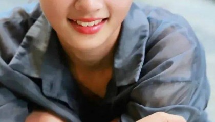 15岁女孩七七1分钟视频报价1万，因神似张柏芝走红，七七妈妈曾称以学业为由拒绝于正邀约