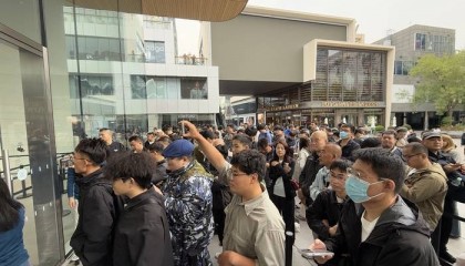 iPhone 17正式开售，橙色Pro Max黄牛最高加价1500元