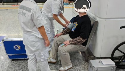 旅客长沙下飞机欲乘坐磁浮列车往城区找朋友，突发呼吸不畅，民警与医护人员接力救援