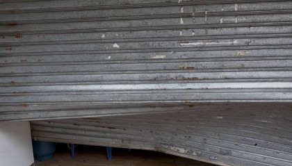 台风天珠海一司机驾越野车造浪冲破多家店玻璃，警方：行拘10日！