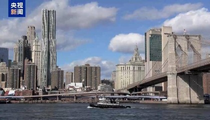 美联储连续第三次维持利率不变 警示关税影响