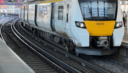 英国伦敦火车上两个多小时连发5起性侵案，17岁少年被捕